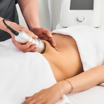 una joven mujer en una sesión de Masaje Reductor en Girardot