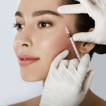 una joven mujer en un Plasma Facial de Rejuvenecimiento en Girardot